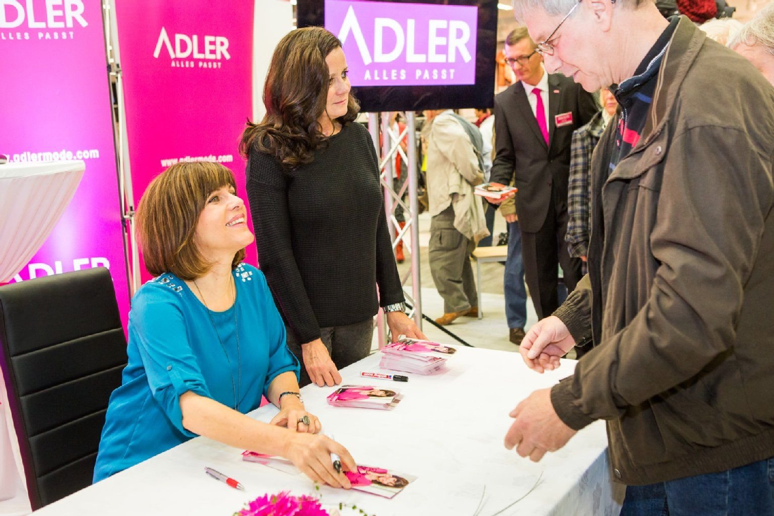 Birgit Schrowange gab auch Autogramme.