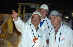 Wolfgang Böhmer (CDU, r.) informiert sich am Montag (12. September 2005) im Kaliwerk Zielitz (Ohrekreis) über den Produktionsablauf unter Tage. Links Grubenchef Norbert Mocka und Gerd Grimmich (M.) vom Vorstand der Kali und Salz AG. (Foto: dpa)
