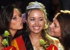 Jeanette Paasche (M.) aus Magdeburg ist die neue «Miss Sachsen-Anhalt». Auf Platz zwei kam Sabrina Tölpe (r.) aus Wolmirstedt, Dritte wurde Katrin Schwarz aus Magdeburg. (Foto: dpa)