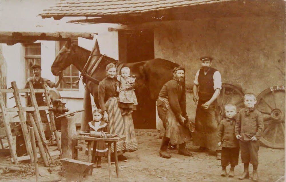 Eduard Böhme (Dritter v. re.) auf einem Foto um 1903 in seiner Schmiede: noch auf eine Pferdestärke spezialisiert.