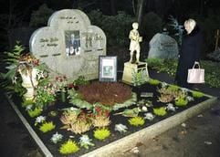 Ehrengrab auf dem Hauptfriedhof: Fußballlegende Fritz Walter ist in Kaiserslautern an der Seite seiner Ehefrau Italia beigesetzt worden. (Foto: dpa)