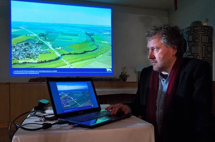 Entlang der geplanten ICE-Neubaustrecke fanden zwischen 2008 und 2011 auf der Querfurter Platte intensive archäologische Grabungen statt. Was die Auswertung der Funde bislang ergab, davon berichtete Helge Jarecki vom Landesamt für Denkmalpflege und Archäologie jetzt in Langeneichstädt.