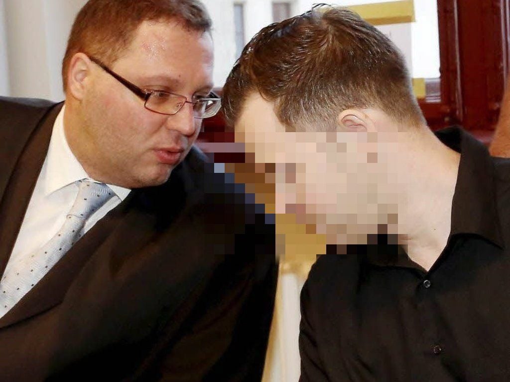 Der Angeklagte Steve J. (r.) mit einem seiner Verteidiger.