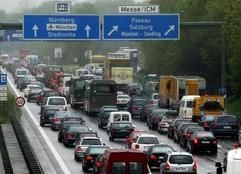 Lastwagen und Pkw im Stau auf einer Autobahn (Foto: dpa)