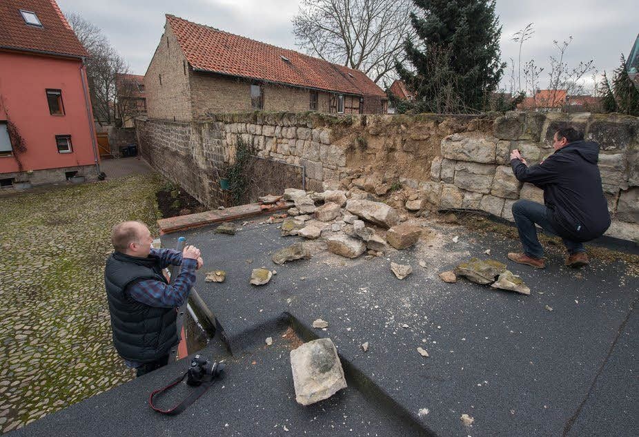 Grundstücksbesitzer Jörg Kettenbeil (links) und Jens-Uwe Pflug von der Denkmalpflegebehörde des Landkreises Harz schauen sich den entstanden Schaden an.