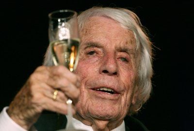 Johannes Heesters mit einem Glas Sekt (FOTO: DPA)