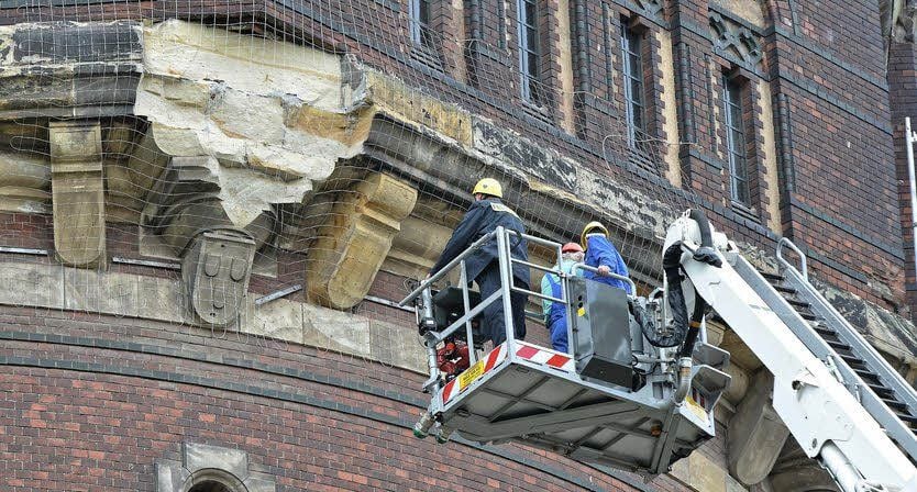 Mit dem Hubsteiger gelangten Karl-Heinz und Holger Bense in luftige Wasserturm-Höhen.