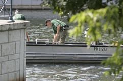 Polizeibeamte bereiten am Freitag (21.07.2006) in Berlin im Tegeler Hafen die Bergung der seit Dienstag (18.07.2006) verschwundenen achtjährigen Anastasia aus Oranienburg bei Berlin vor. (Foto: dpa)