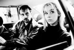 Der damals 32-jährige Bankräuber Dieter Degowski sitzt am 18. August 1988 in der Innenstadt von Köln auf der Rücksitzbank seines Fluchtwagens neben der 18-jährigen Geisel Silke Bischoff. Die 18-Jährige wurde später bei der Irrfahrt getötet. (Foto: ddp)