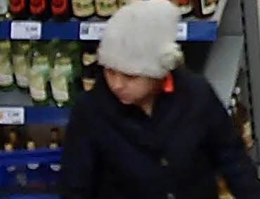 Die Polizei im Harz fragt: Wer kennt die auf dem Foto der Überwachungskamera abgebildete Person?