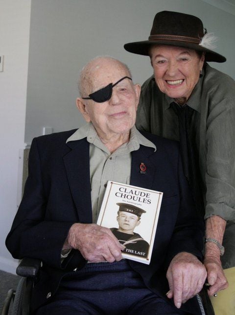 Claude Choules mit seiner Tochter Daphne Edinge, stellt seine Autobiografie «The Last of the Last» die im November 2009 in Australien veröffentlicht wurde vor. (ARCHIVFOTO: DPA)