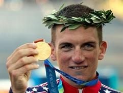 Tyler Hamilton zeigt seine olympische Goldmedaille. (Foto: dpa)
