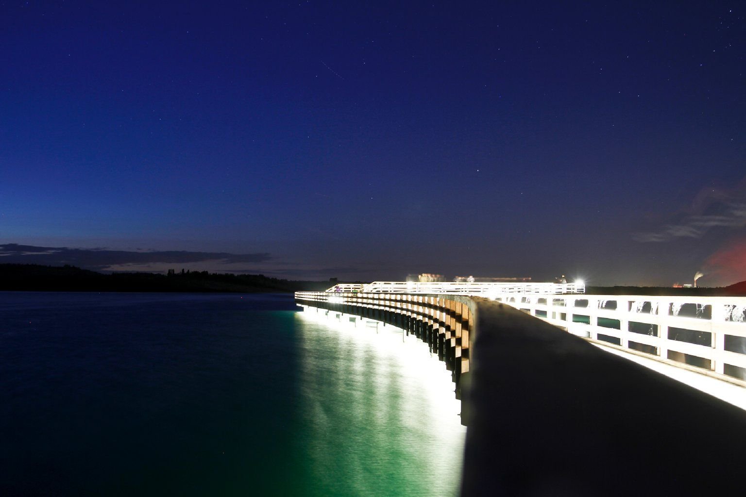 Die Brücke am Hafen in Braunsbedra bei einer Beleuchtungsprobe