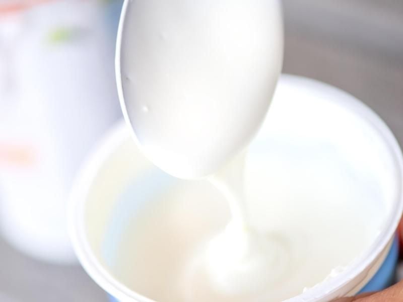 Light-Versionen von Crème fraîche enthalten manchmal Gelatine oder modifizierte Stärke. Besser ist es, Schmand oder saure Sahne zu verwenden. Foto: Zacharie Scheurer/dpa-tmn