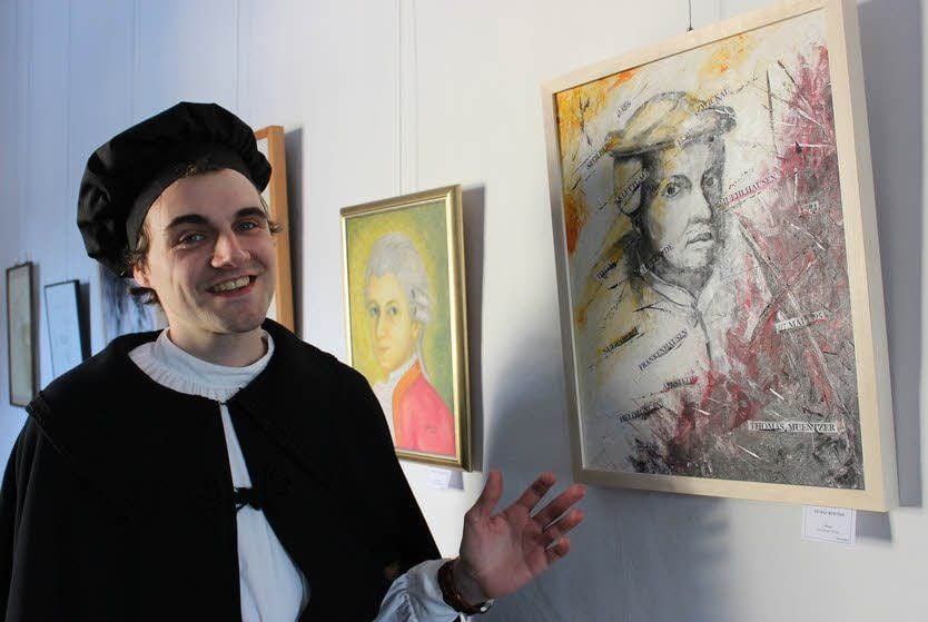 Allstedts Museumschef Adrian Hartke schlüpft für Führungen in die Rolle des Predigers Thomas Müntzer.