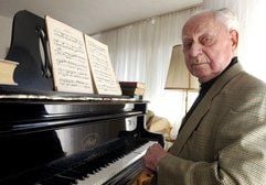 Der Stummfilmpianist Willy Sommerfeld sitzt in seiner Charlottenburger Wohnung in Berlin am Klavier. (Foto: dpa)