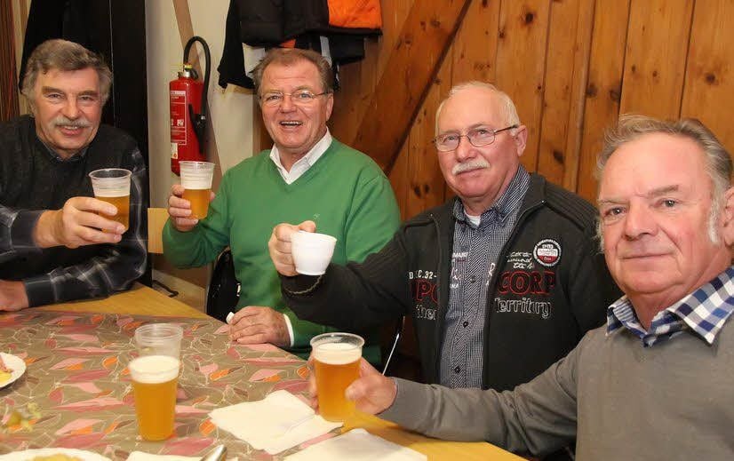 Für Lutz Rostin, Karl-Hermann Rosbander, Georg Angermann und Erfried Bluhme (v.r.) gehört das Schlachtefest am Röhrigschacht dazu wie Geburtstag oder Jubiläen. Gemeinsam genossen sie den Tag in Wettelrode bei gutem Essen und Musik.