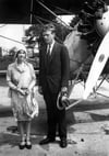 Charles Lindbergh steht 1929 mit seiner frisch angetrauten Frau Anne Morrow Lindbergh auf einem Flugplatz in New York. (Foto: dpa)
