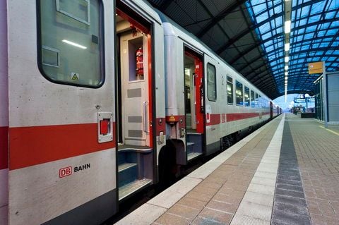 Ein Intercity (IC) der Deutschen Bahn (DB).