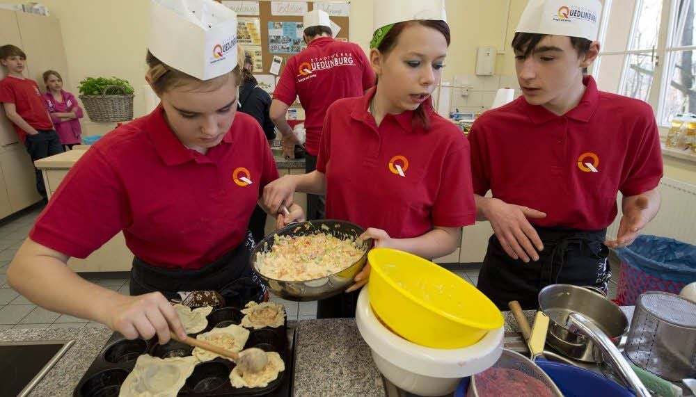 Das Team der Pestalozzischule: Jenifer Gorsler, Lara Rönnpoch und Dominic Stäuber, beim Wettkochen.