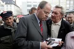 Der nordrhein-westfälische Ministerpräsident Peer Steinbrück spricht am Donnerstag (12. Mai 2005) während einer Wahlkampfveranstaltung im ostwestfälischen Herford mit Bürgern und schreibt Autogramme. (Foto: dpa)