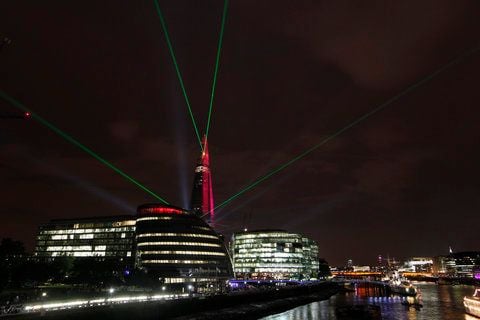 Mit einer spektakulären Lasershow wurde Europas höchster Wolkenkratzer «The Shard» am 5. Juli in London eröffnet. (FOTO: DAPD)