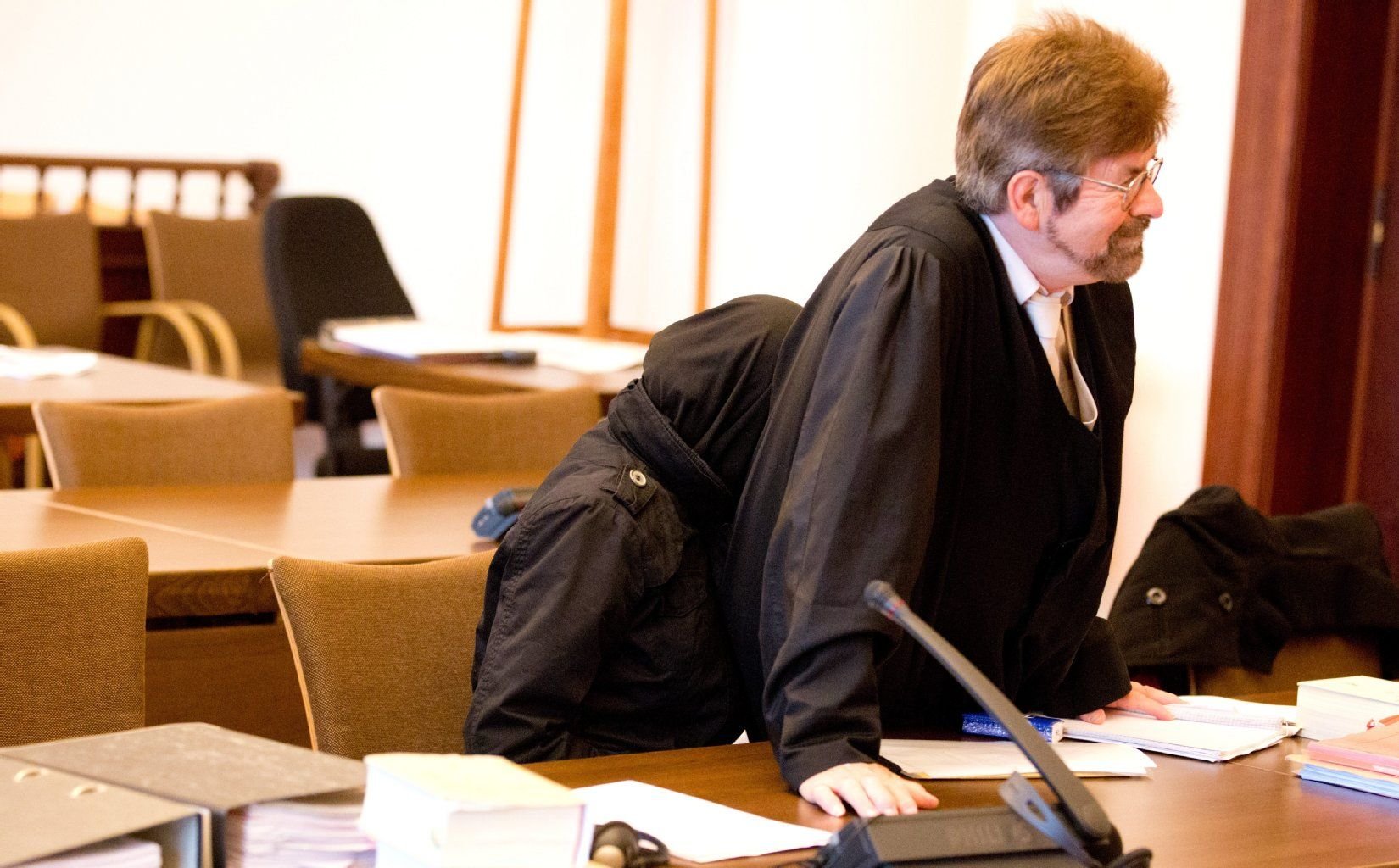 Die Angeklagte Mutter vor Prozessbeginn im Gerichtssaal im Strafjustizgebäude in Hamburg neben ihrem Anwalt Gerd-M. Achterberg.