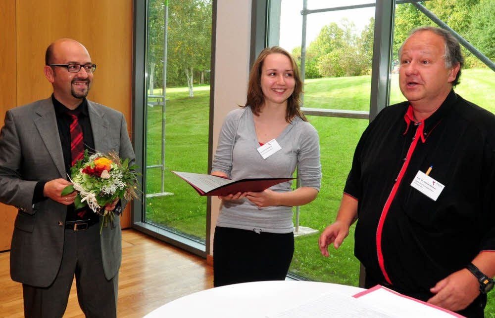 Die 20-jährige Annabelle Marwinski aus Merseburg konnte von Andy Haugk, Direktor der Kulturstiftung Hohenmölsen (links), und dem Juryvorsitzenden Andreas Berkner den Förderpreis entgegen nehmen.