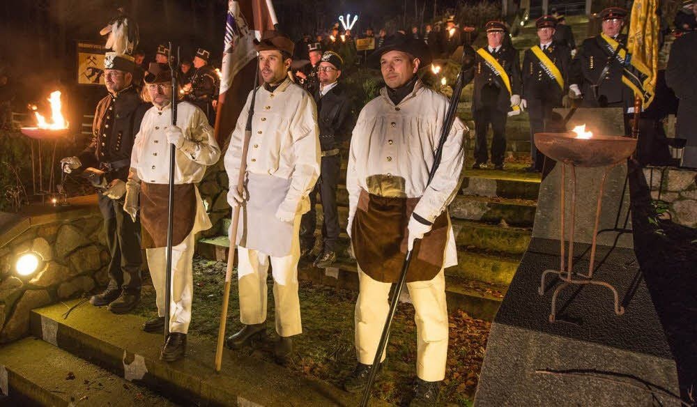Beim Steigermarsch nahmen auf der Kurparktreppe die Kumpel und Knappen Aufstellung.