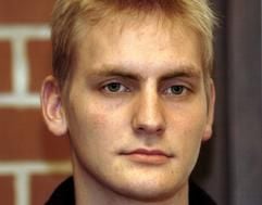 Der Schüler Ole (19), der in der vergangenen Woche einen mit Haschisch versetzten Schokoladenkuchen als Geschenk für die Lehrer seiner Schule vor das Lehrerzimmer des Lüneburger Gymnasiums gestellt hatte, sitzt am Montag (16.02.2004) in einer Pressekonferenz im Gebäude der Bezirksregierung. In seiner persönlichen Stellungnahme bereute er seine Tat ausdrücklich. Nach dem Verzehr des Kuchens hatten zehn Lehrer unter Zittern, Unwohlsein und Wahrnehmungsstörungen gelitten. Nach Aussagen des Schulleiters und eines Polizeisprechers wird voraussichtlich von einer Anklage und einem Schulverweis abgesehen. (Foto: dpa)