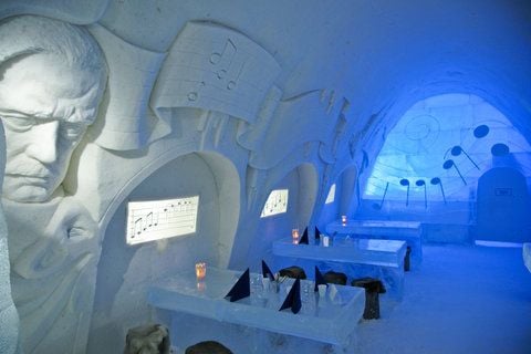 Magische Atmosphäre herrscht in einem Eishotel.(FOTO: TIMO LAAPOTTI/F4U/SNOWCASTLE)