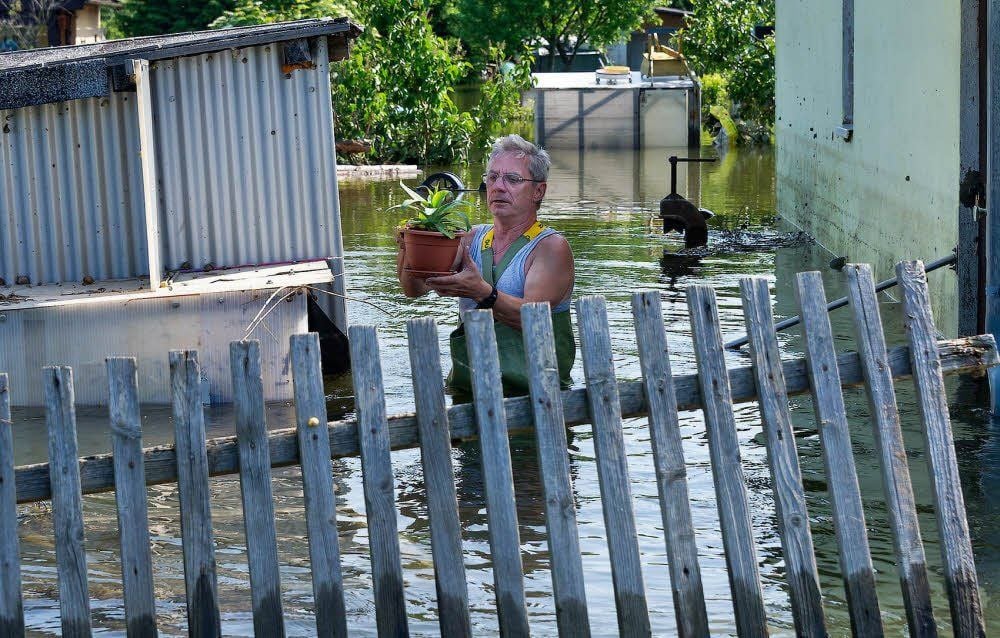 Fotos vom Hochwasser 2013: In der Anlage Ludwigsland steht das Wasser zum Teil hüfthoch.