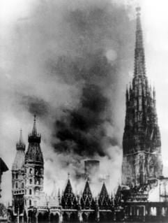 Rauchwolken steigen im April 1945 über dem Stephansdom in Wien auf. In der Nacht vom 11. zum 12. April 1945 wurde das Bauwerk in Folge der Kriegswirren in Brand gesetzt. (Foto: dpa)