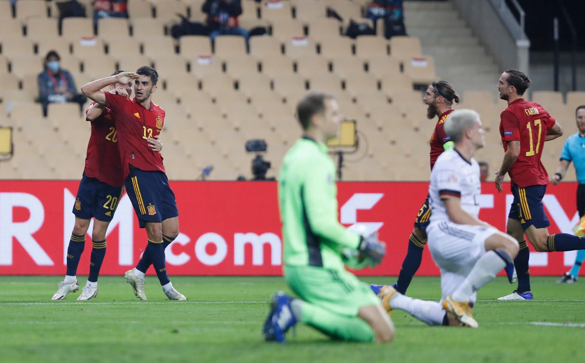 Spaniens Ferran Torres (l) feiert mit seinen Mannschaftskameraden nach dem Torerfolg gegen Deutschland. Neuer und Max am Boden.
