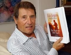 Sänger Udo Jürgens zeigt seinen autobiografischen Roman "Der Mann mit dem Fagott" (Limes Verlag, München) in seiner Wohnung in Zürich (Foto vom 20.07.2004). In dem 700 Seiten starken Werk beleuchtet Udo Jürgens-Bockelmann die Geschichte des 20. Jahrhunderts aus mehreren, aber immer privaten Perspektiven und gewährt interessante Einblicke in das wechselhafte Leben der Familie Bockelmann. (Foto: dpa)