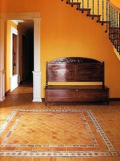 Hergestellt aus den Urelementen Erde, Feuer und Wasser: Terracotta-Fliesen werden heute hauptsächlich in Italien, aber auch in Frankreich und Spanien produziert. (Foto: dpa)