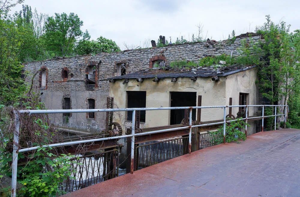 Die Ansicht der Mühle von der Elster aus gesehen.