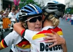 Judith Arndt (l) nimmt Glückwünsche ihrer Teamgefährtin Trixi Worrak entgegen. (Foto: dpa)