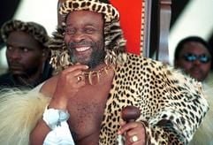 Zulu-König Goodwill Zwelithini, angetan mit der traditionellen Kleidung der Zulu-Krieger, während der Feiern zu seinem 52. Geburtstag (Archivfoto vom 05.08.2000). (Foto: dpa)