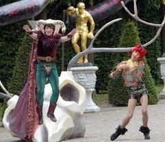Bilder des neuen Musicals "Ein Sommernachtstraum" nach William Shakespeare zeigen Ansemblemitglieder während einer Fotoprobe am Freitag (04.07.2003) auf der Freilichtbühne in den Herrenhäuser Gärten in Hannover. (Foto: dpa)
