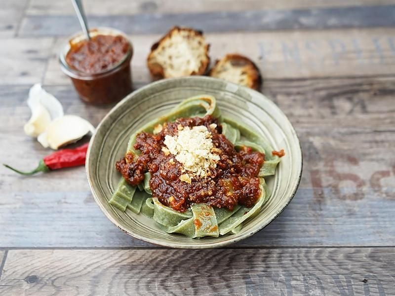 Bei der Herstellung des Pestos all’arrabbiata zunächst nur mit einem kleinen Stück der Peperonischote beginnen. Das Ganze erst ziehen lassen, bevor man nachlegt. Foto: Manfred Zimmer/herrgruenkocht.de/dpa-tmn