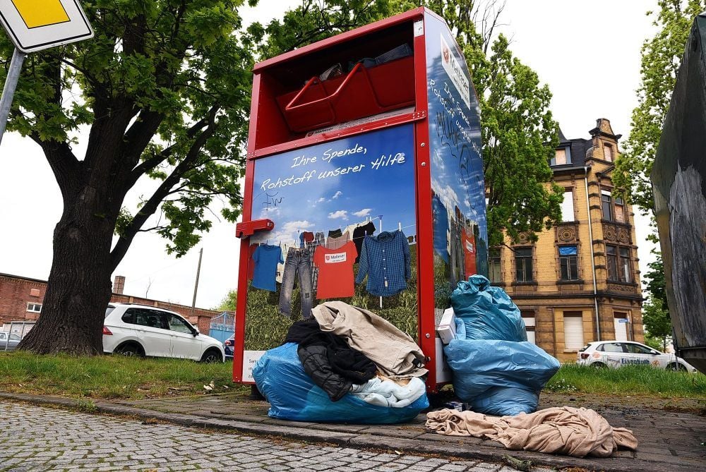 Der Altkleidercontainer der Malteser an der Post ist überfüllt.