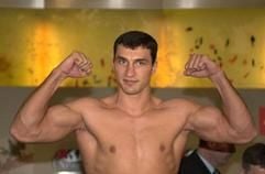 Wladimir Klitschko lässt die Muskeln spielen. (Foto: dpa)