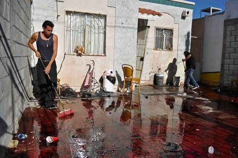 Der Tatort in der mexikanischen Grenzstadt Ciudad Juárez wird gesäubert. (FOTO: AFP)