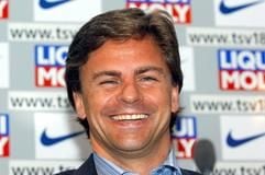 Der neue Trainer des Fußball-Bundesligisten TSV 1860 München, Falko Götz, freut sich am Mittwoch (12.03.2003) bei der Pressekonferenz über seine Berufung. Götz wurde als Nachfolger des bisherigen Trainers Peter Pacult vorgestellt. (Foto: dpa)