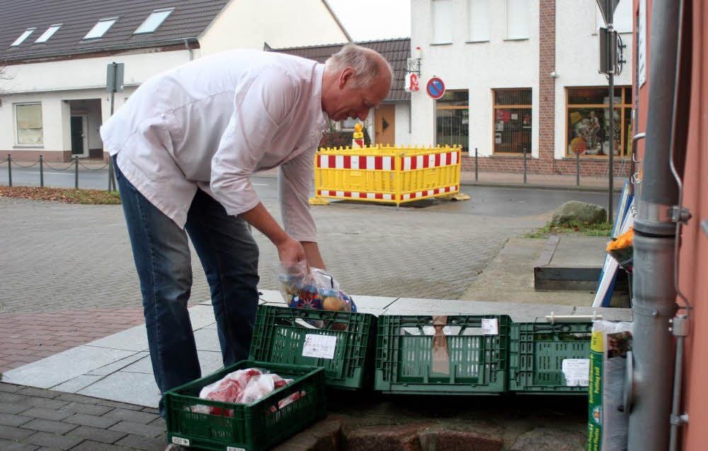 Dieter Hanack, Chef des Konsum-Kauf-Geschäfts an der Ecke Bahnhofstraße/Lichtenburger Tor, bleibt wegen der Baulöcher vorm Parkplatz spürbar die Laufkundschaft weg.