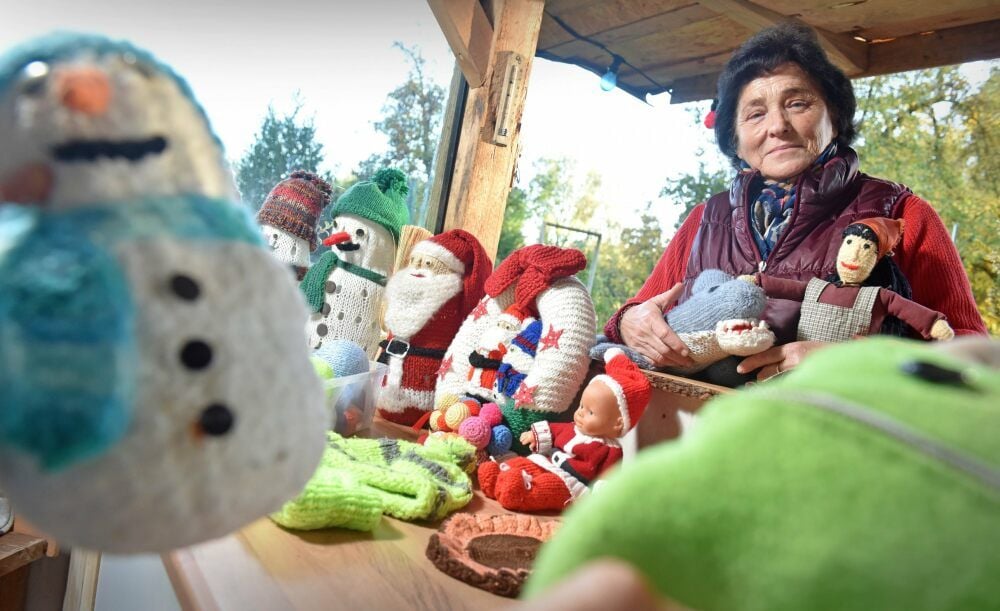Hannelore Weckel schafft aus Wolle Weihnachts- und Schneemänner aber auch Haie und Puppen.
