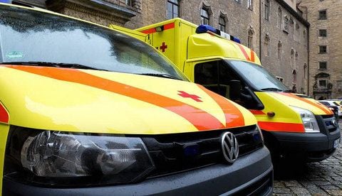 Rettungswagen vor einem Krankenhaus