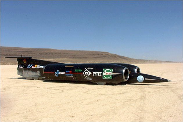 Um das schnellste Gefährt weltweit auf Rädern zu sein, bedarf es eben einer extremen Optik. Angetrieben von zwei Düsentriebwerken mit Nachbrennern, durchbrach der Thrust SSC im Jahr 1997 mit 1227 km/h die Schallmauer.