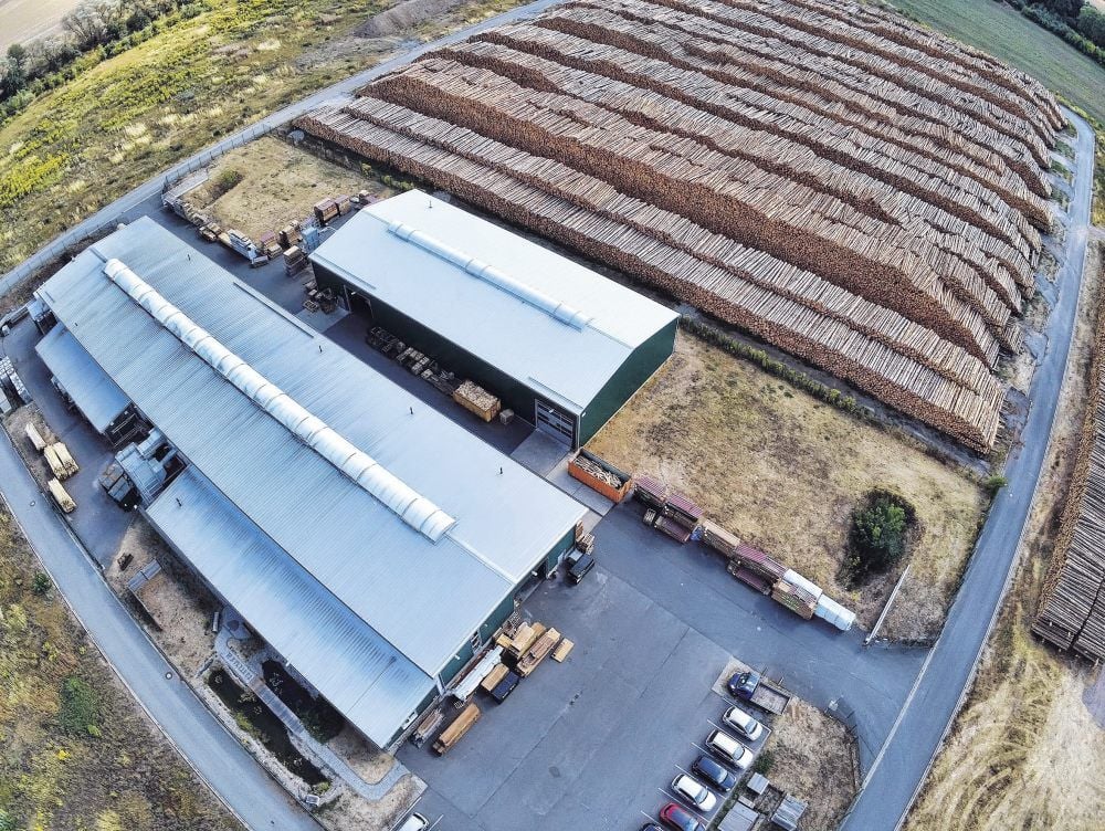 Das Timura-Werk in Rottleberode aus der Luftperspektive, nebenan wird Holz gelagert. Das Bild entstand im Jahr 2018.